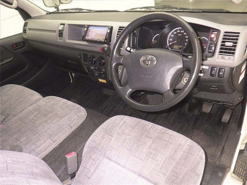 HIACE COMMUTER