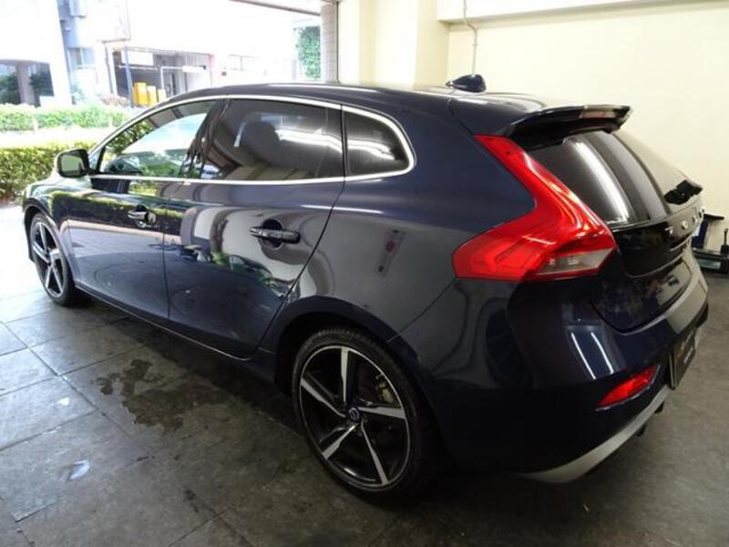 V40