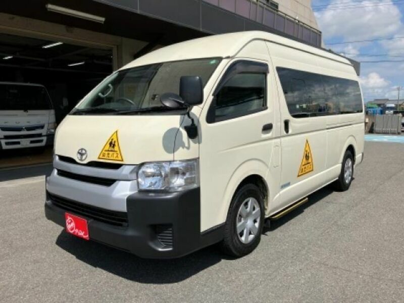 TOYOTA HIACE COMMUTER