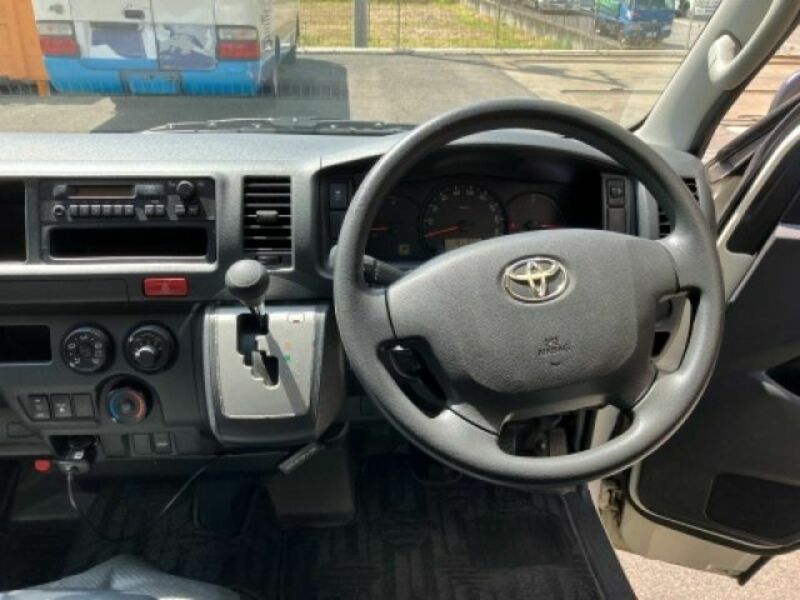 HIACE COMMUTER