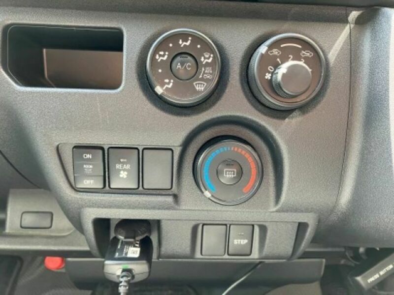 HIACE COMMUTER