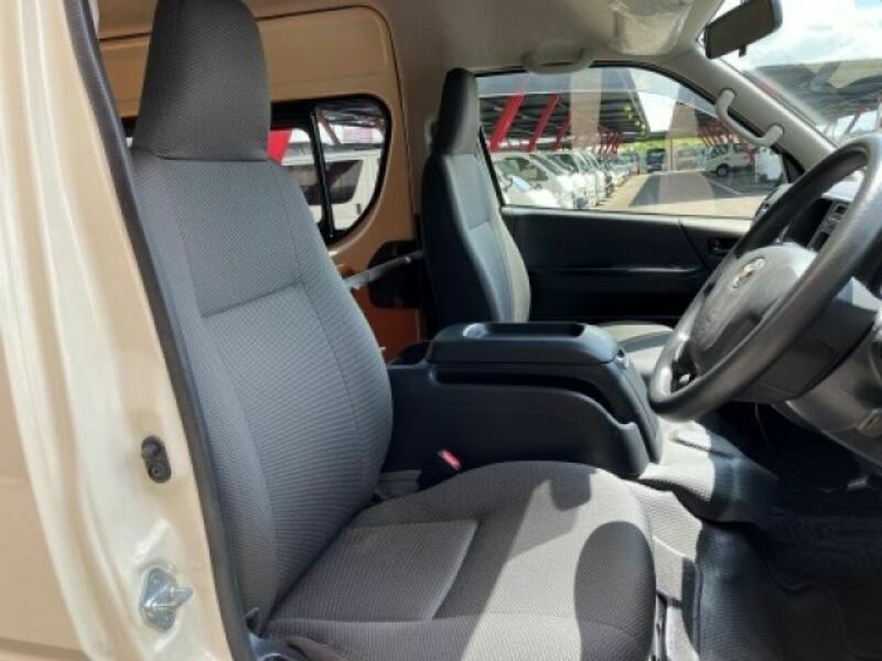 HIACE COMMUTER