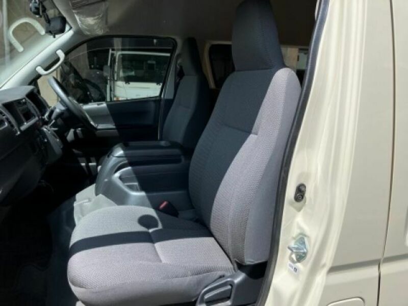 HIACE COMMUTER