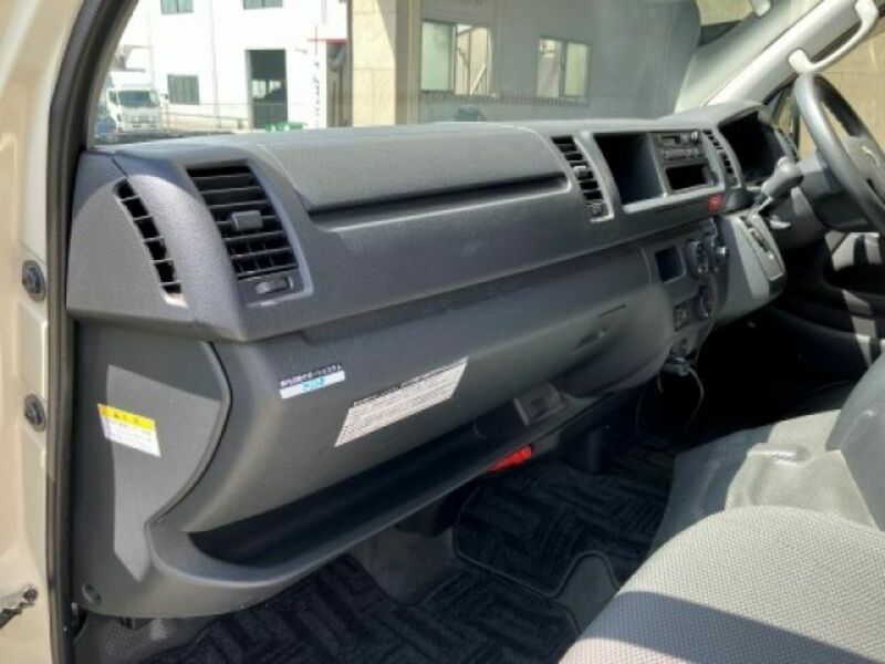 HIACE COMMUTER