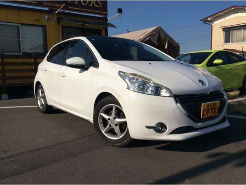PEUGEOT 208