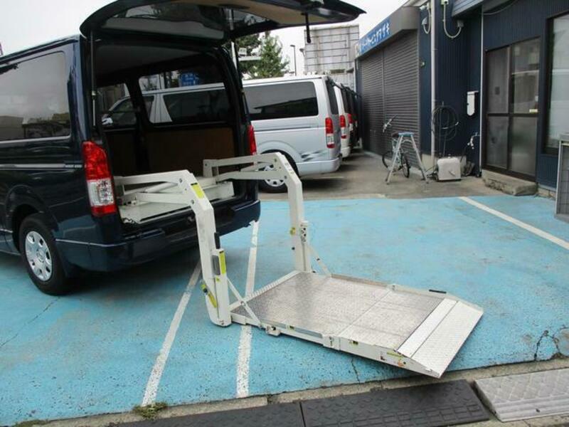 TOYOTA HIACE VAN