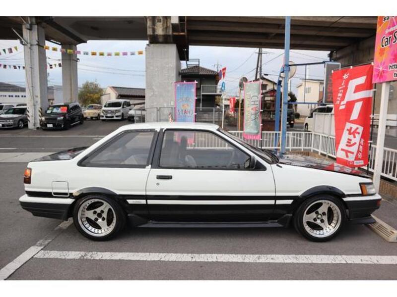 COROLLA LEVIN