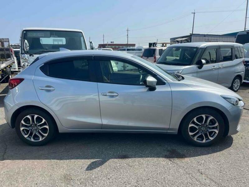 MAZDA2