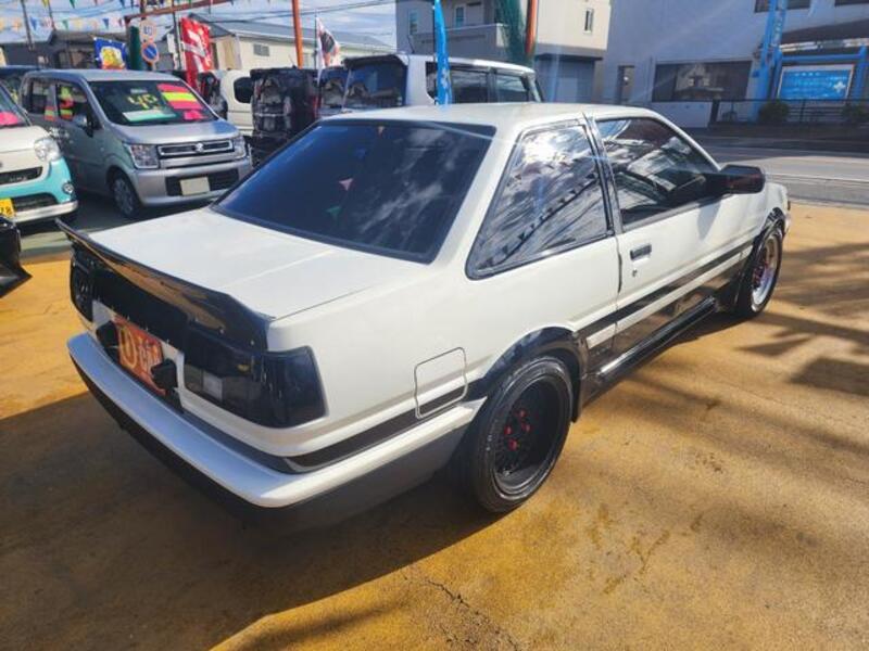 COROLLA LEVIN
