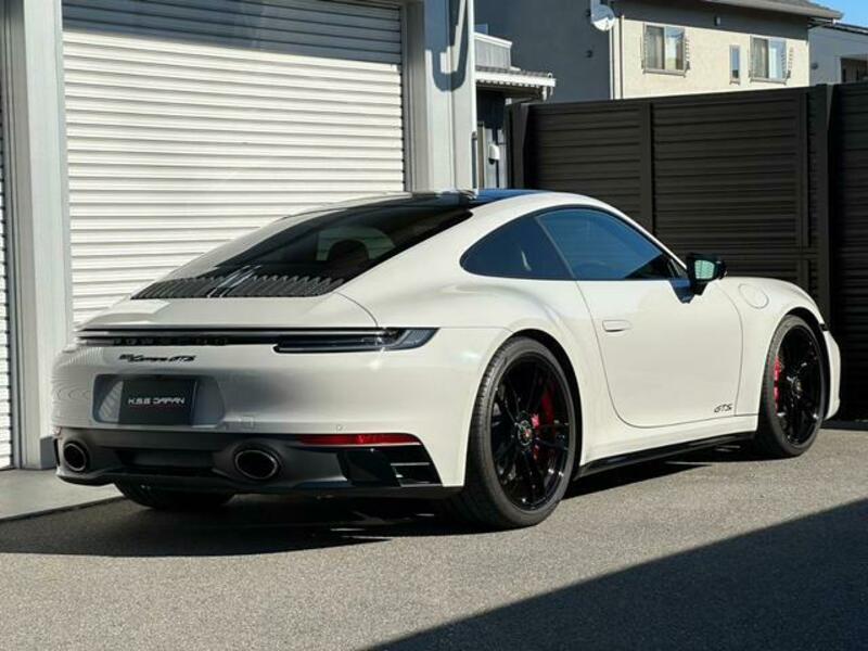 911