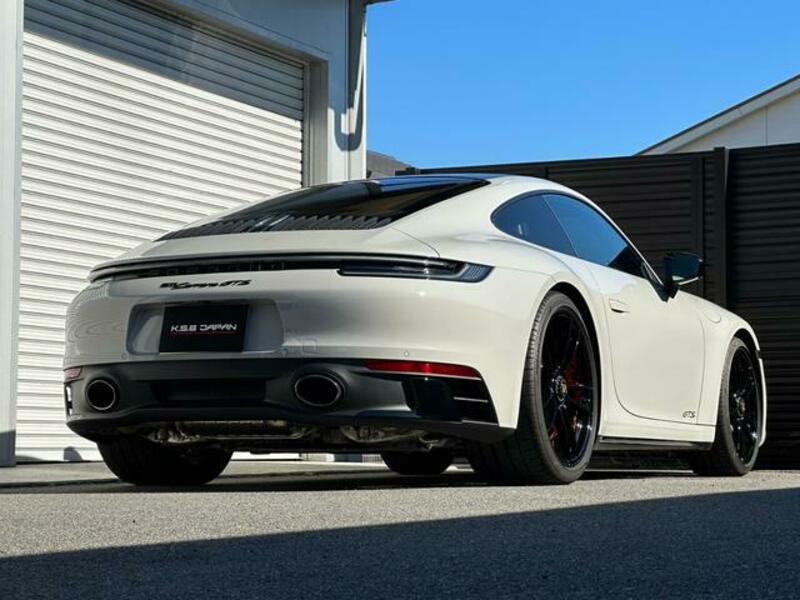 911