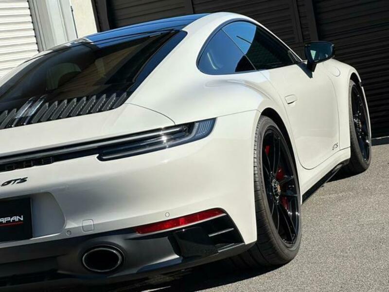 911