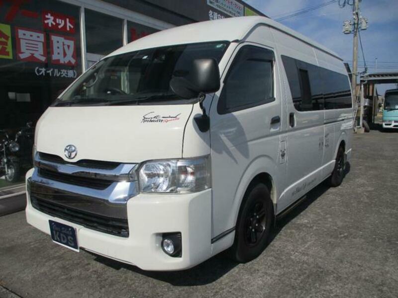 TOYOTA HIACE COMMUTER