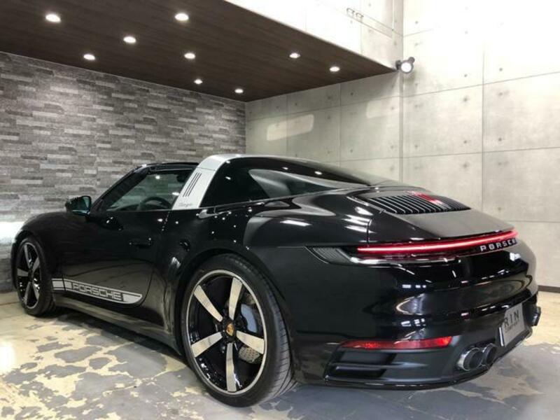 911
