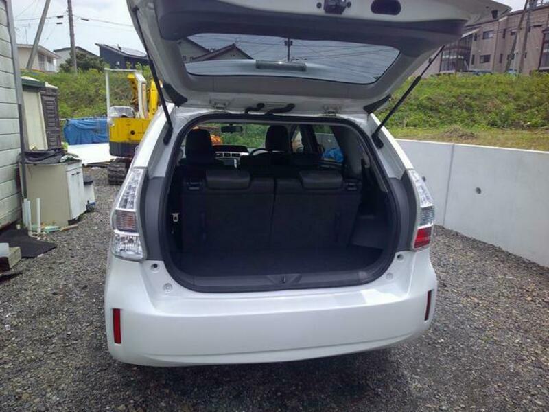 PRIUS ALPHA