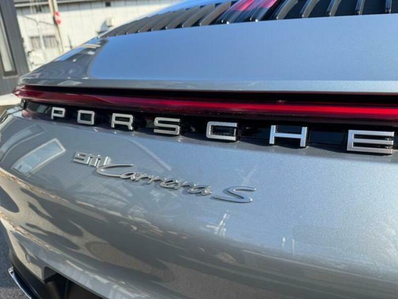 911