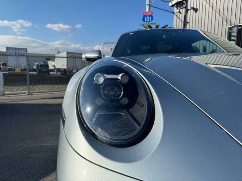 911