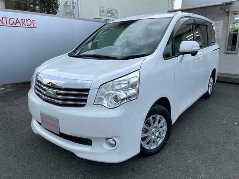 TOYOTA NOAH