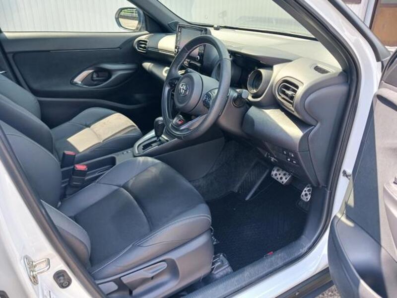 YARIS CROSS