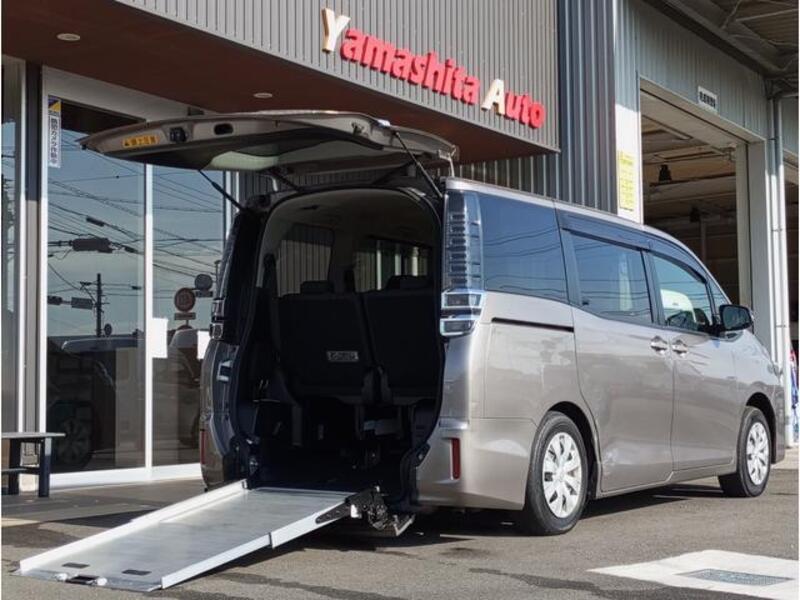 TOYOTA VOXY