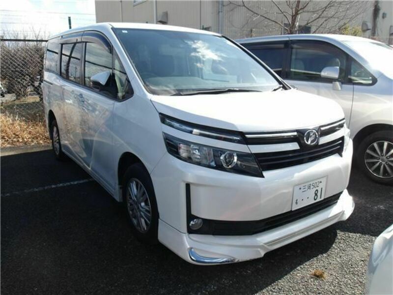 TOYOTA VOXY