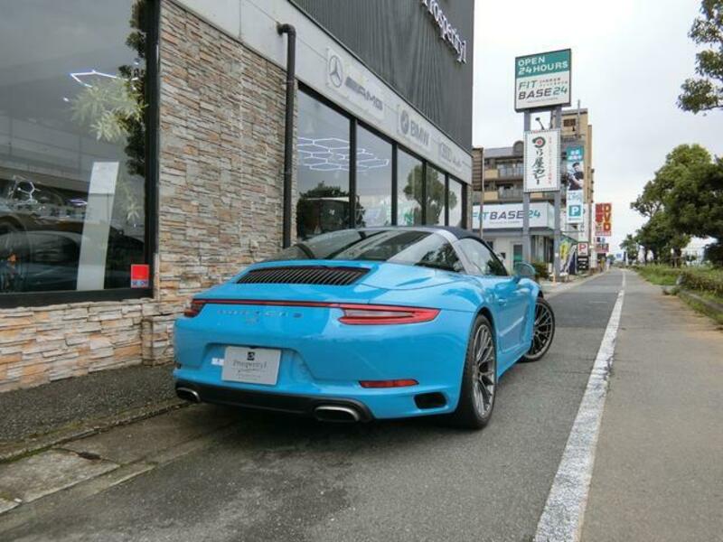 911