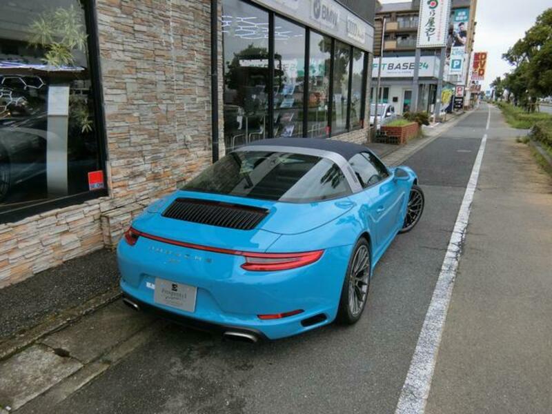 911