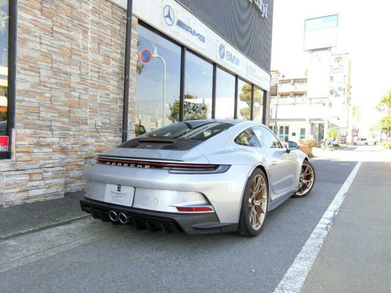 911