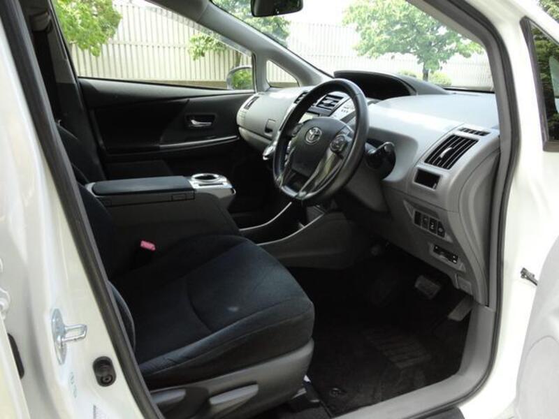 PRIUS ALPHA