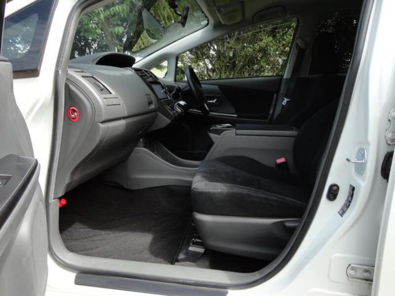 PRIUS ALPHA
