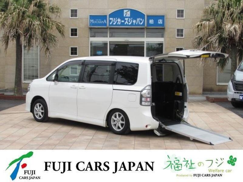 TOYOTA VOXY