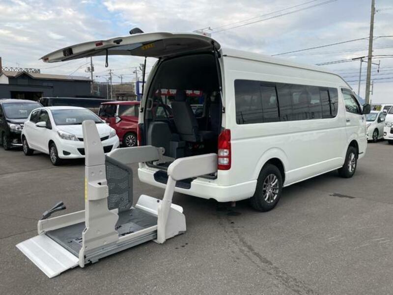 TOYOTA REGIUS ACE COMMUTER