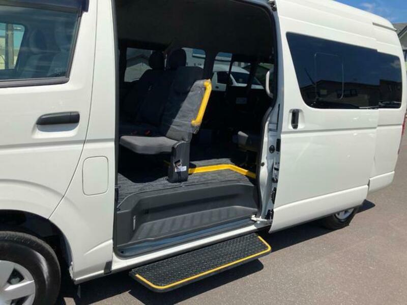 HIACE COMMUTER