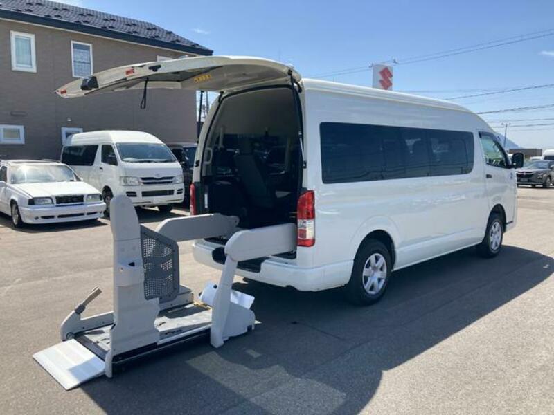 TOYOTA HIACE COMMUTER