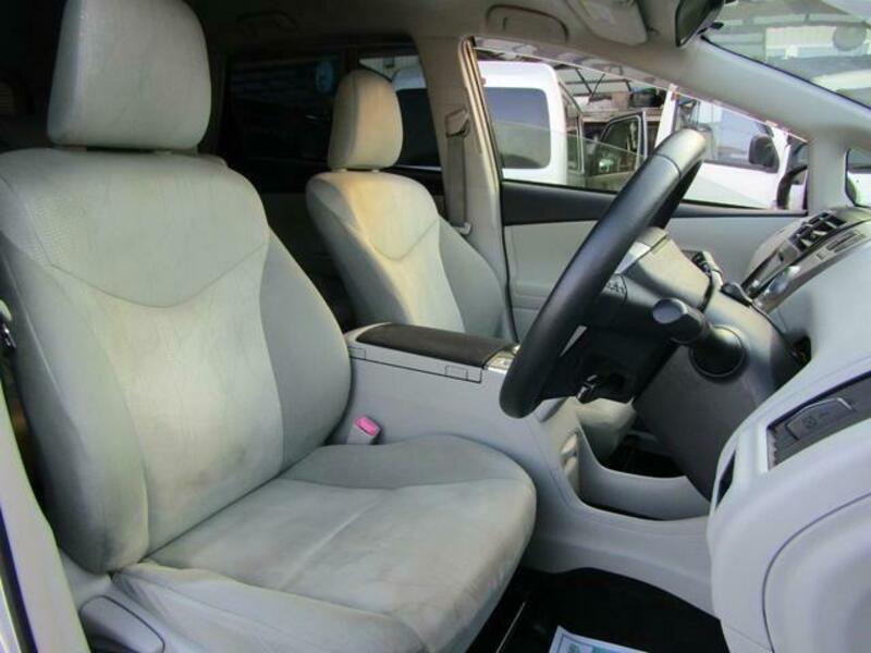 PRIUS ALPHA