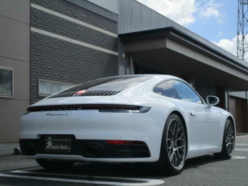 911