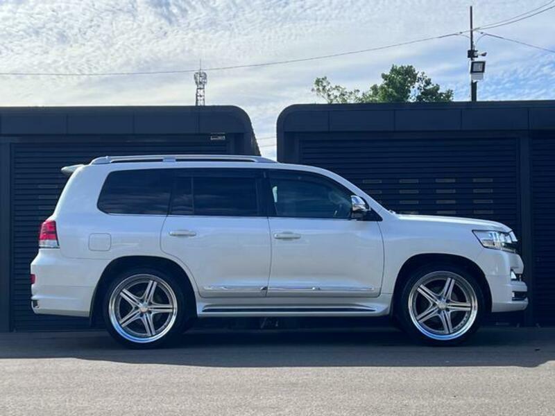 LAND CRUISER