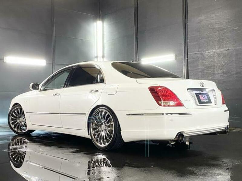 CROWN MAJESTA