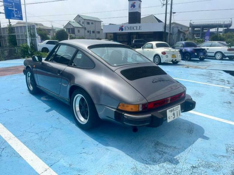 911