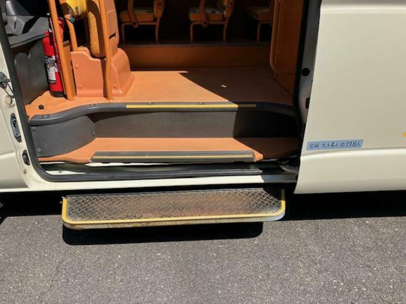 HIACE COMMUTER