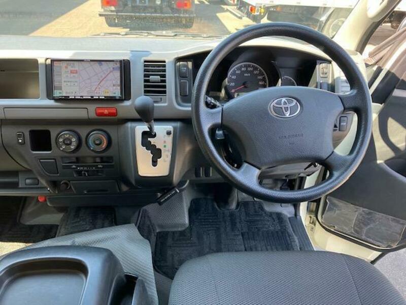 HIACE COMMUTER