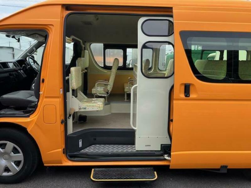 HIACE COMMUTER