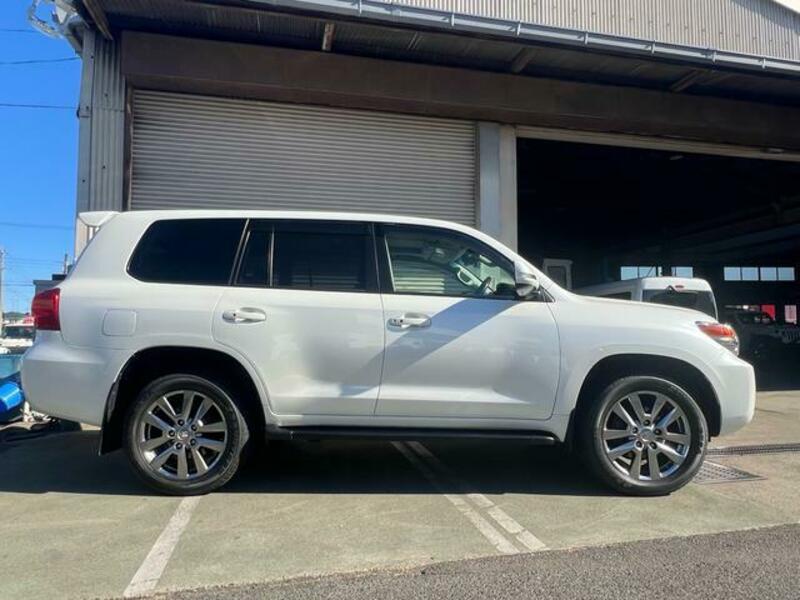 LAND CRUISER