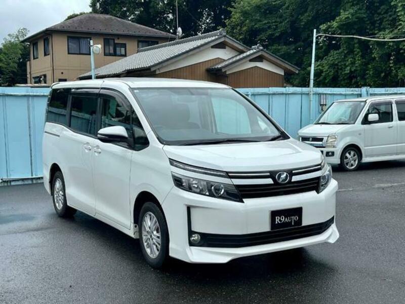 TOYOTA VOXY