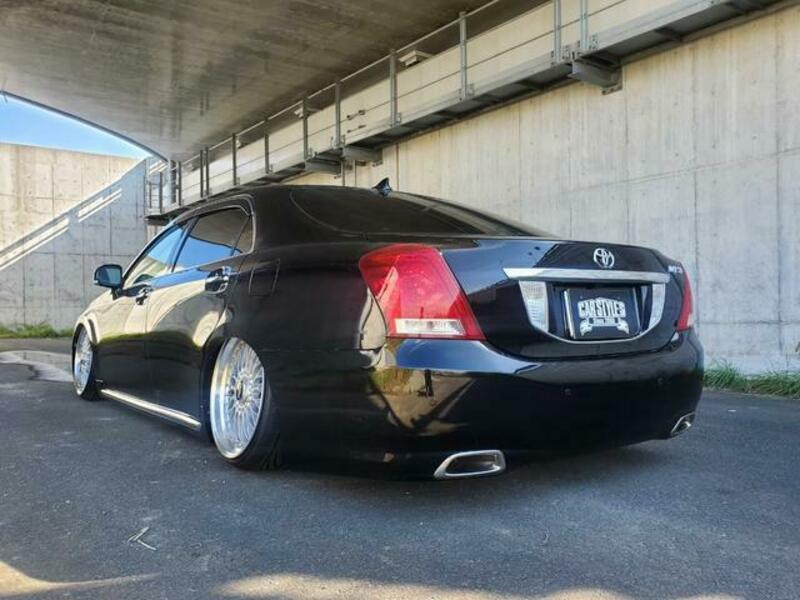 CROWN MAJESTA