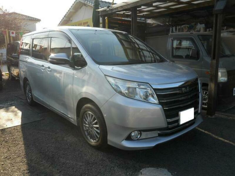 TOYOTA NOAH