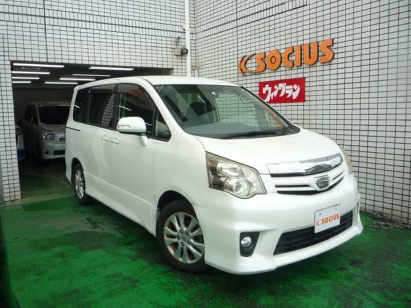 TOYOTA NOAH