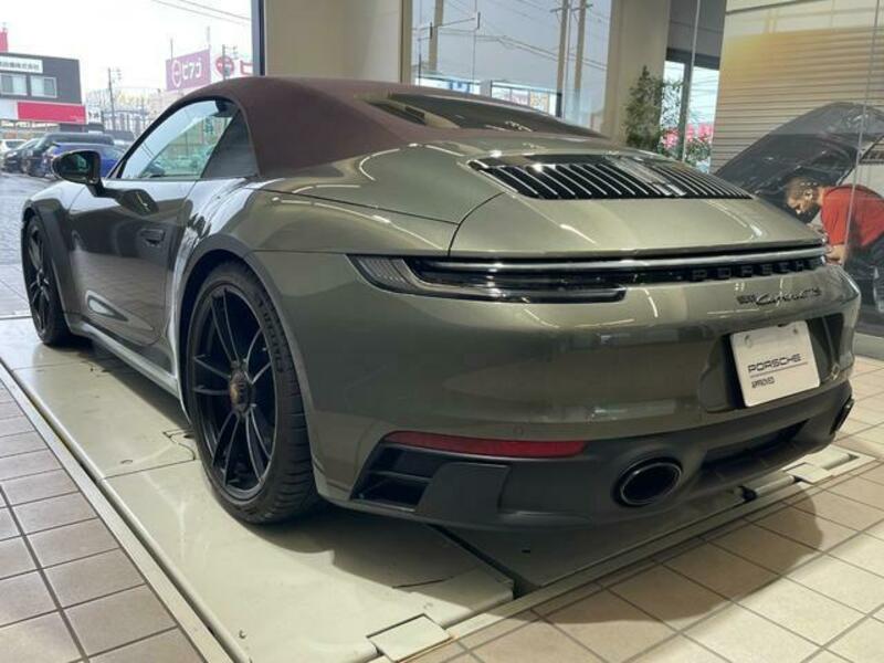 911