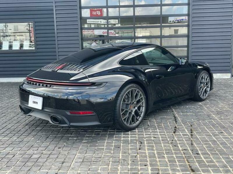 911