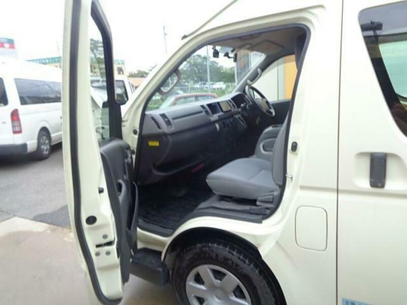 HIACE COMMUTER